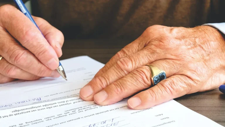 un homme qui signe un contrat