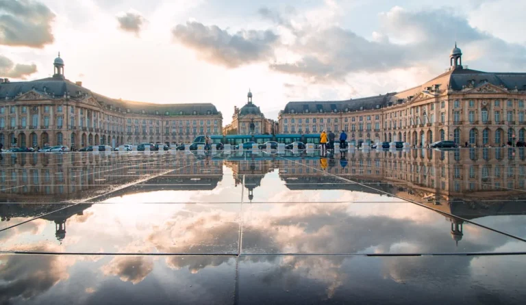 une photo du miroir d'eau à bordeaux