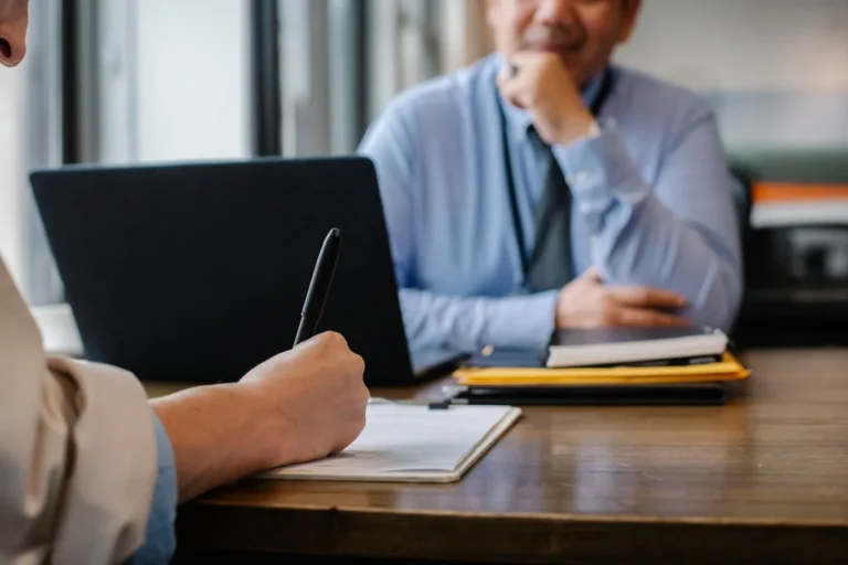 2 personnes qui échangent autour d'un contrat