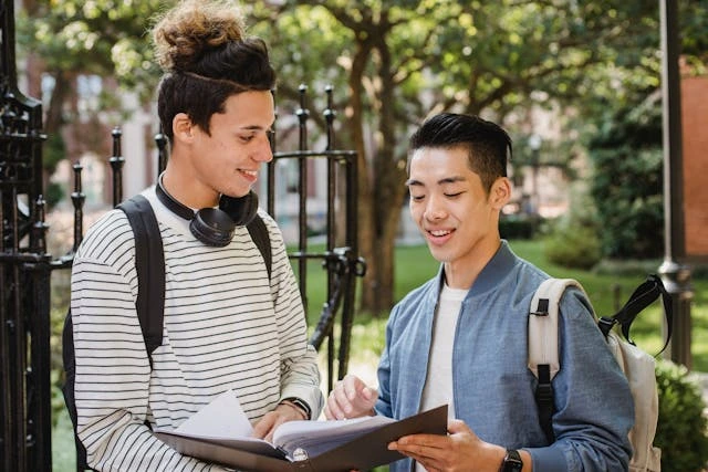 2 étudiants qui révisent dehors