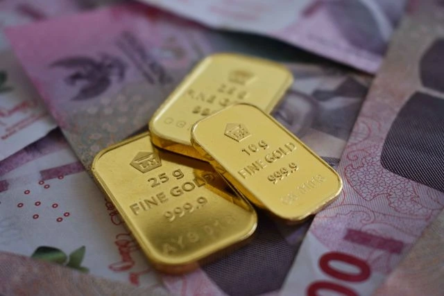 des lingots d'or et des billets